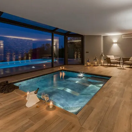 Someraro Sleeps 10 Pool Air Con Wifi *